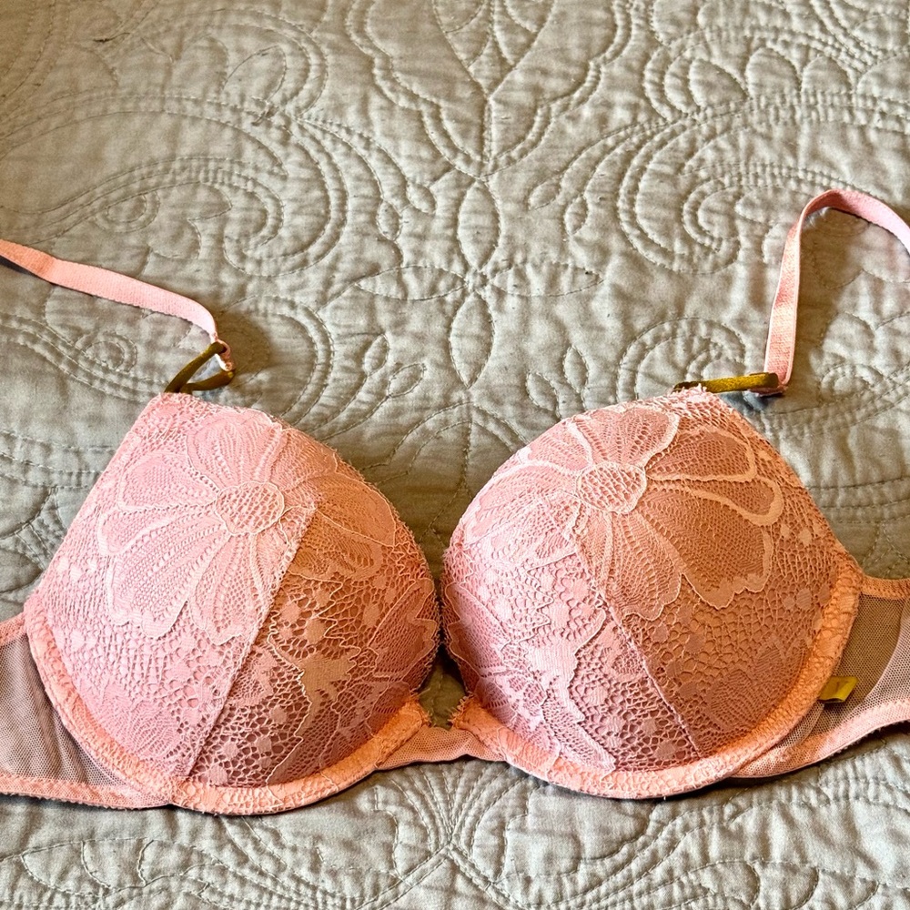 Victoria's Secret Floral Lace Bra in Pink Excellent Condition!! 32-C